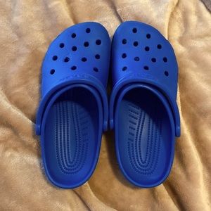 these are royal blue crocs. women’s size 8 and men’s size 7.